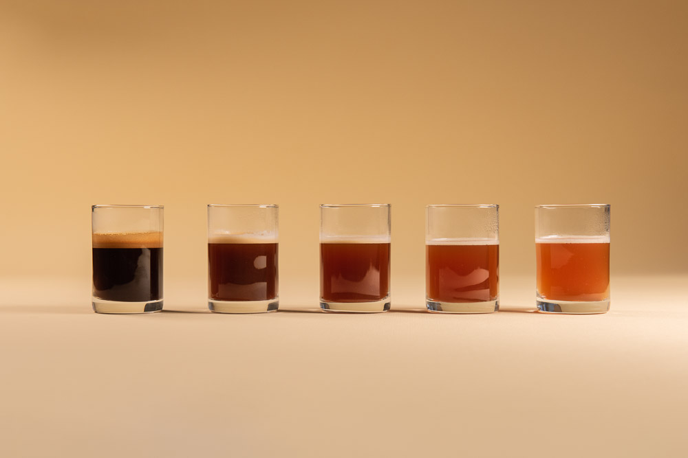 Pět sklenic s různou mírou extrakce kávy